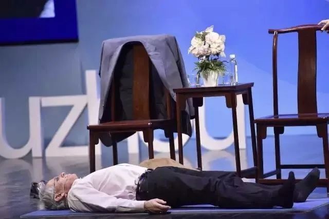 1699337123582055472.jpg 卡巴金博士示范起床或睡前如何觉知腹部的起伏.jpg